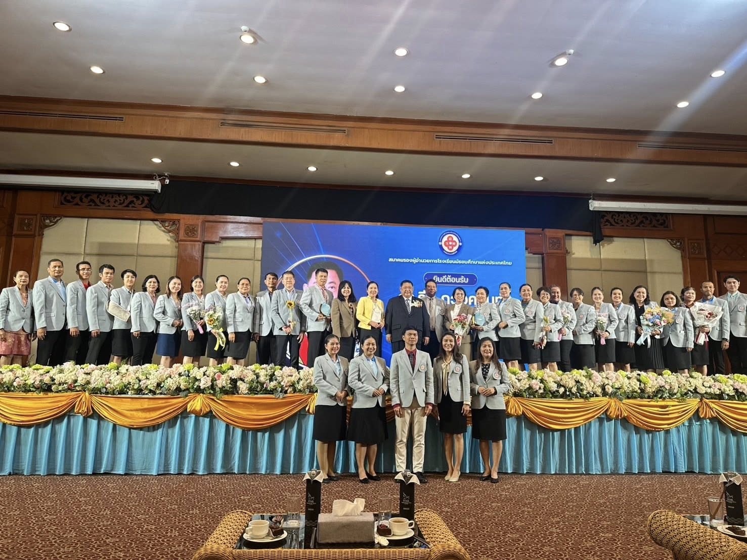 นางพรรณีย์ มาอ่อน ได้รับรางวัลรองผู้อำนวยการโรงเรียนมัธยมศึกษาผู้ทรงคุณค่า